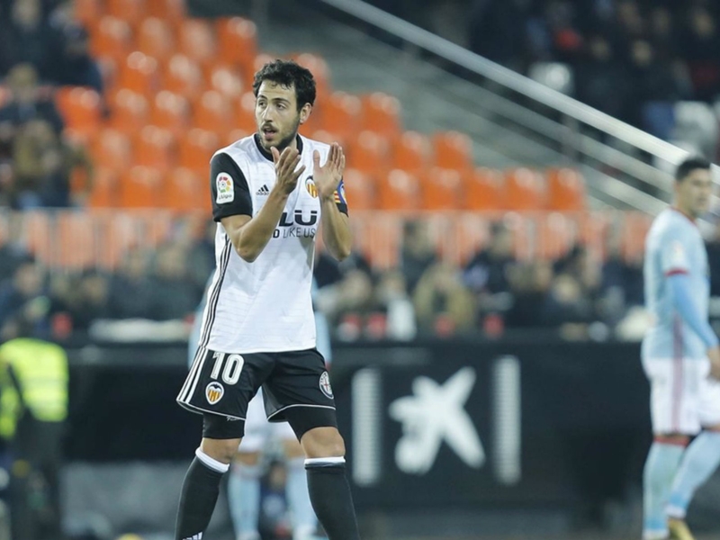 Valencia 2 Celta Vigo 1: Parejo keeps his cool to put the heat on Barca