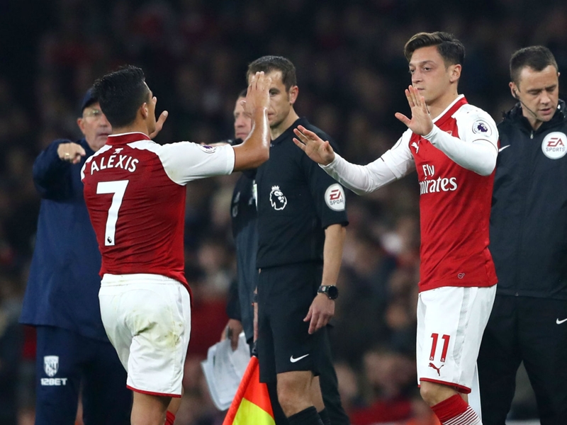 No ultimatum as Arsenal's Ozil and Alexis contract talks rumble on