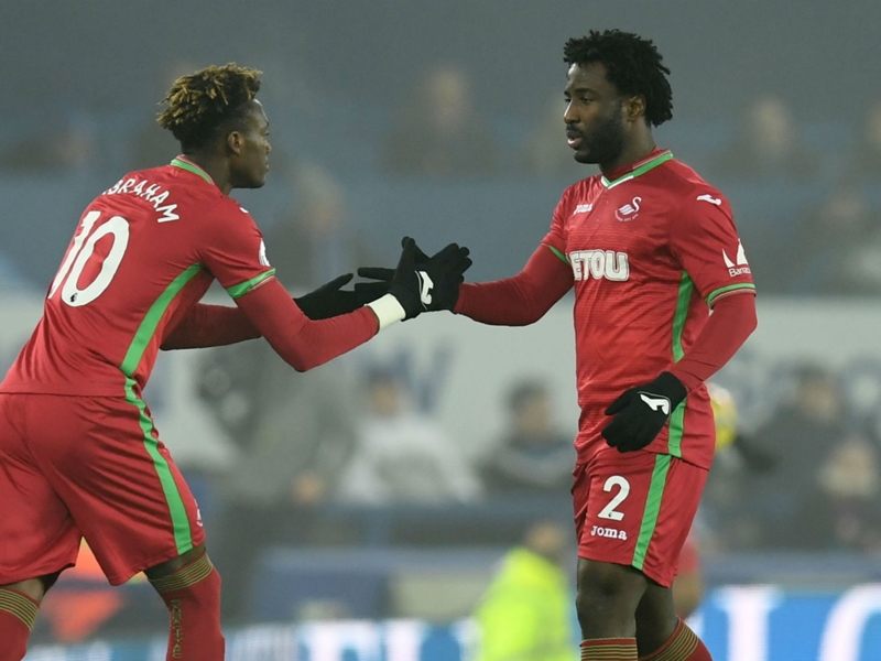 Wilfried Bony limps off for Swansea against Everton