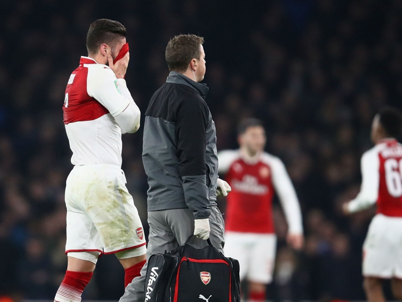Blow for Arsenal as Giroud limps off with hamstring injury