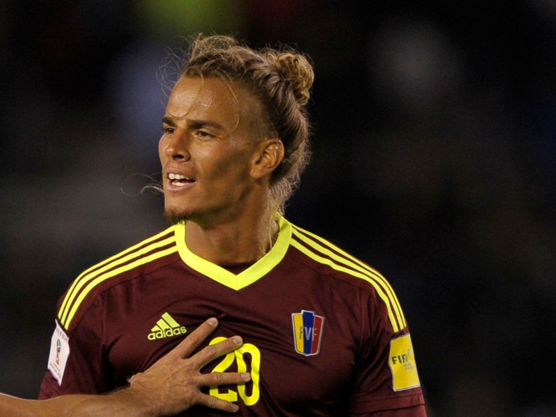 Galaxy sign Venezuela defender Feltscher
