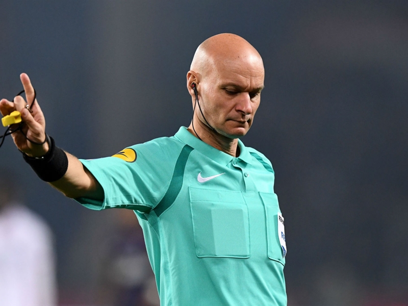 VIDEO: Referee kicks Nantes player before sending him off!