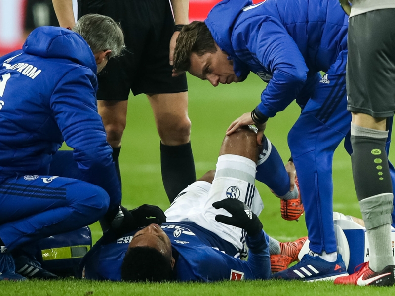Schalke midfielder McKennie suffers seemingly serious leg injury against Bayern Munich