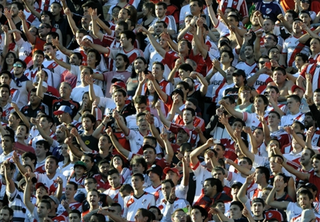 Argentina, tifoso cade da spalti e muore