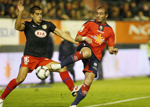 Juanito marca al uruguayo Walter Pandiani durante el Osasuna-Atlético de Madrid por la 7ª jornada de la Liga BBVA (MARCA)