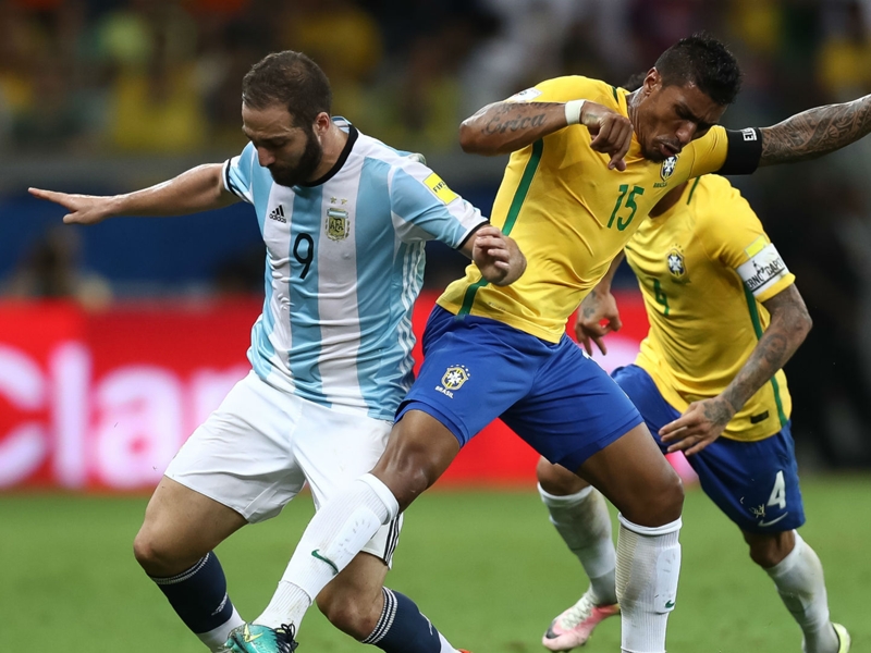 Higuain back in favour as Sampaoli ponders Tevez recall