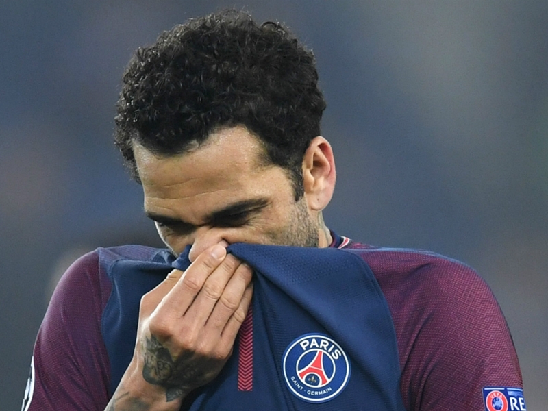 Fin de saison pour Dani Alves, incertain pour le Mondial avec le Brésil