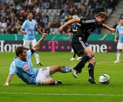 Matchwinner Höwedes setzt sich im Pokal gegen den "Löwen" Lauth durch (Bongarts/Getty-Images)