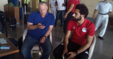 هاني أبو ريدة يهنئ محمد صلاح بعد التتويج بجائزة أفضل لاعب إفريقي هاني أبو ريدة يهنئ محمد صلاح بعد التتويج بجائزة أفضل لاعب إفريقي