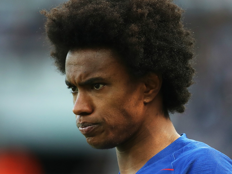 Unhappy Sarri plans Willian talks after delay in Chelsea star's return