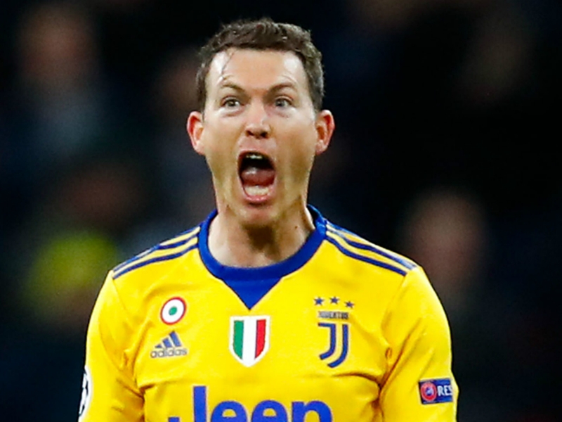 Arsenal hold positive Lichtsteiner talks over two-year Gunners deal