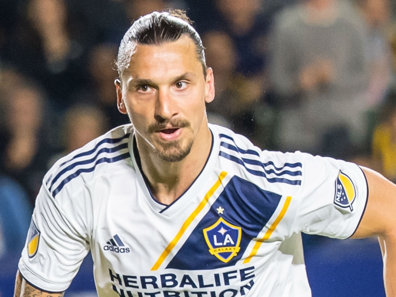 Beckham congratulates Ibrahimovic: 500 goals! That makes you really, really old