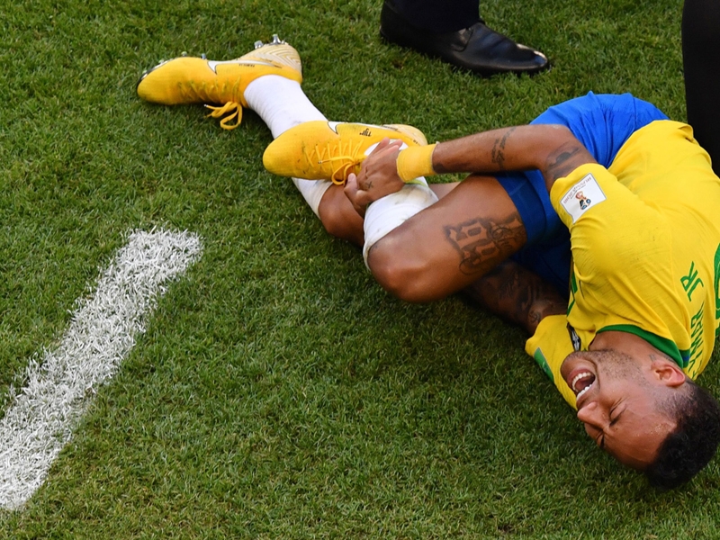 Tennis player mocks Neymar's diving at Wimbledon