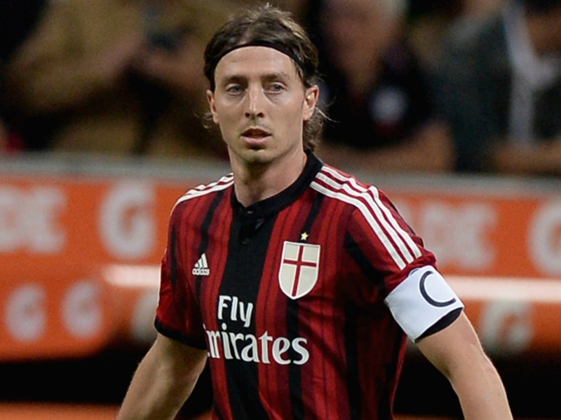 ​Milan confirma lesões de Montolivo e De Jong ​Milan confirma lesões de Montolivo e De Jong