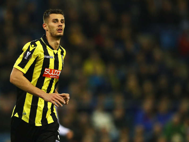 Chelsea defender Miazga heads to Nantes on loan
