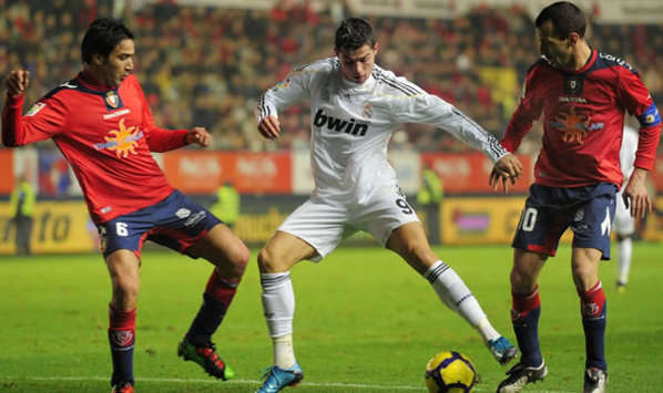 Nekounam y Puñal marcan a Cristiano Ronaldo, durante el Osasuna-Real Madrid disputado en el Reyno de Navarra (Getty Images)