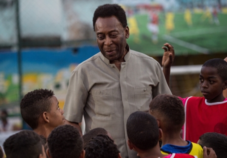 VIDEO: Pele plays guitar from hospital