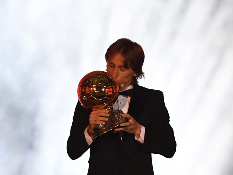 لاعب برشلونة: مودريتش يستحق الكرة الذهبية لاعب برشلونة: مودريتش يستحق الكرة الذهبية