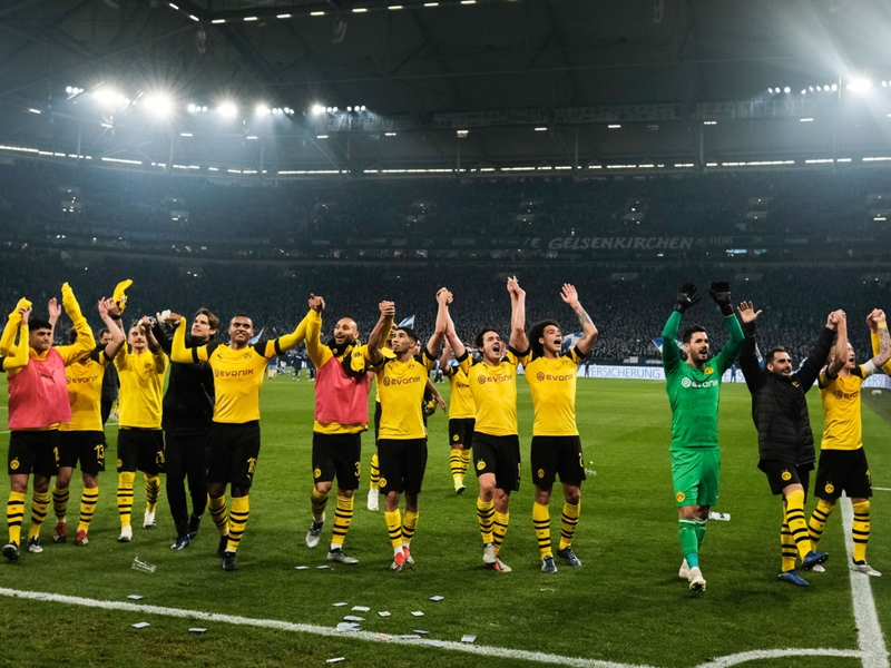 ثنائي دورتموند يحتفلان بانتصار الديربي مع جماهير الفريق ثنائي دورتموند يحتفلان بانتصار الديربي مع جماهير الفريق