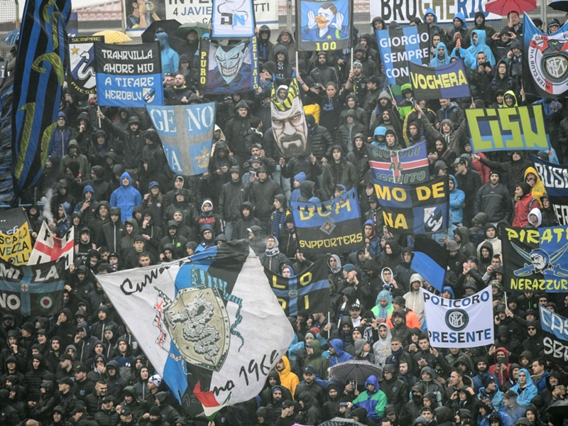 Serie A - Plusieurs incidents graves avant Inter Milan-Naples : un supporter décédé et un autre poignardé Serie A - Plusieurs incidents graves avant Inter Milan-Naples : un supporter décédé et un autre poignardé