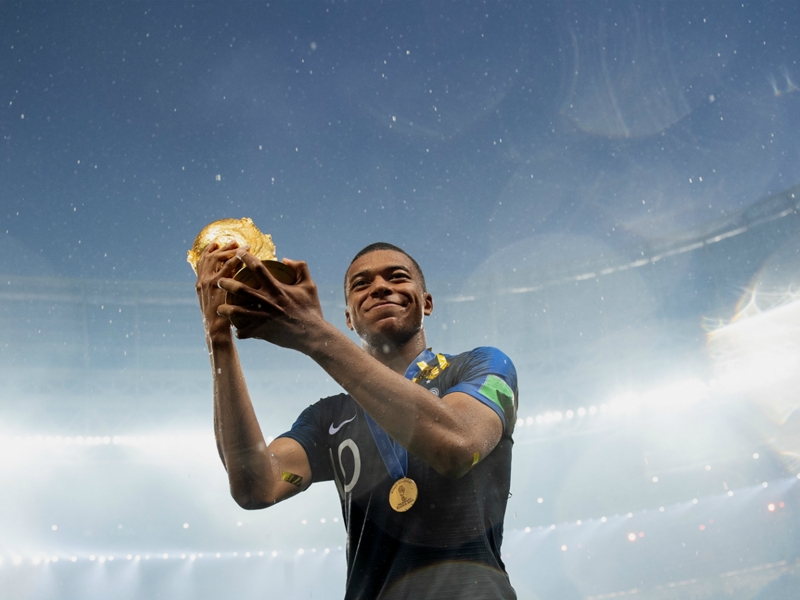 Insolite - Kylian Mbappé échange les posters de Cristiano Ronaldo contre les siens