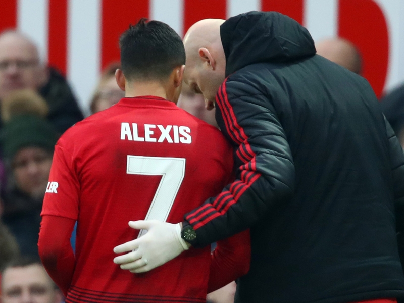 Injury concern for Man Utd as Alexis limps out of Reading clash