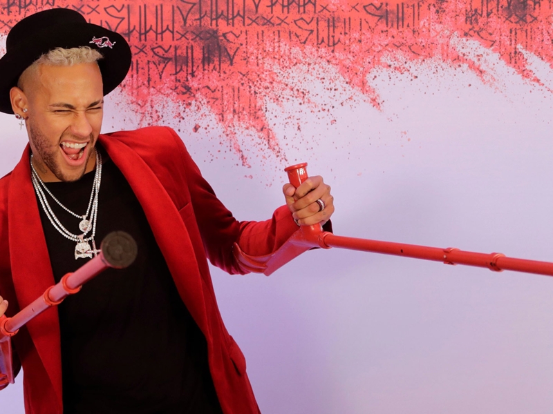 VIDÉO - PSG : Neymar, Mbappé et Dani Alves chanteurs d'un soir à l'anniversaire du Brésilien