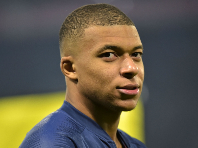 Kylian Mbappé célèbre ses 100 buts à l'entrainement