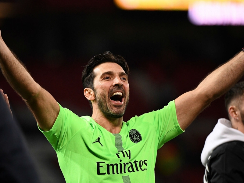 VIDÉO - Buffon vs Mandanda, duel de tauliers