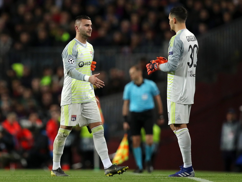 Barcelone - Lyon : Anthony Lopes sort sur blessure
