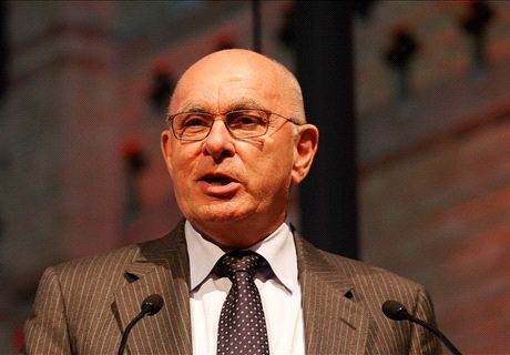Michael van Praag Tantang Sepp Blatter