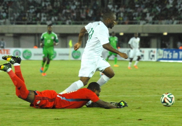 Tokelo Rantie dribbles past Enyeama to end Nigeria's Afcon hopes