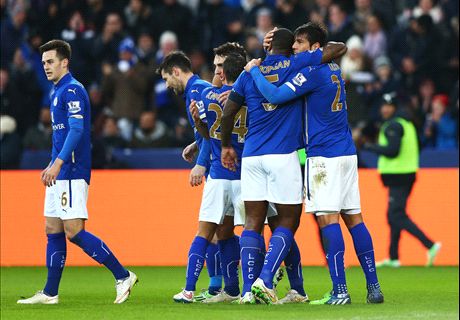 Leicester sigue en la FA por Ulloa