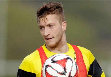 Marco Reus firma camisetas en España