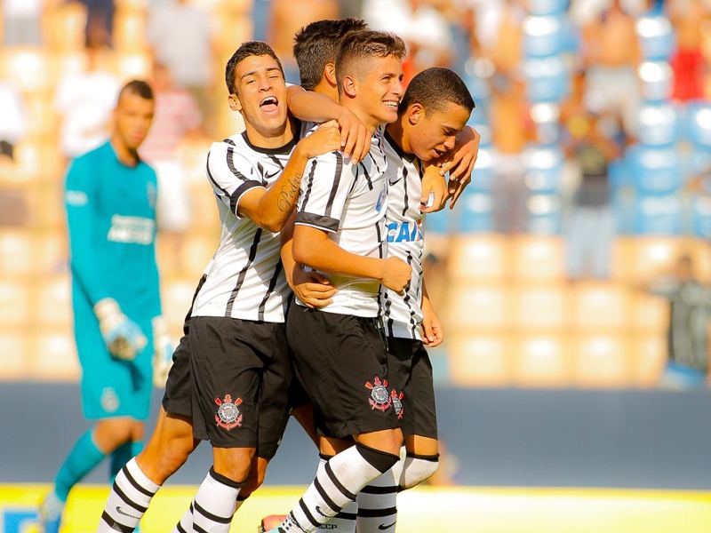 Corinthians vence o Botafogo-SP por 1 a 0 e conquista a Copa São Paulo 2015 Corinthians vence o Botafogo-SP por 1 a 0 e conquista a Copa São Paulo 2015