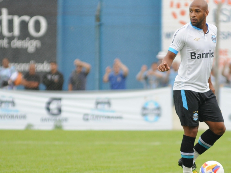 Fellipe Bastos minimiza ausência de Douglas na estreia do Grêmio Fellipe Bastos minimiza ausência de Douglas na estreia do Grêmio