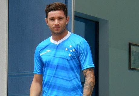 Cruzeiro acerta com Mena, ex-Santos