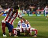 Torres besó el césped del Calderón tras el 1-0 (Vídeo)