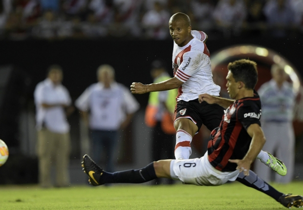 Sánchez definió cruzado y le dio la ventaja a River.
