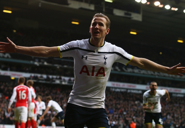 Kane celebrates Player of the Month award with England call-up