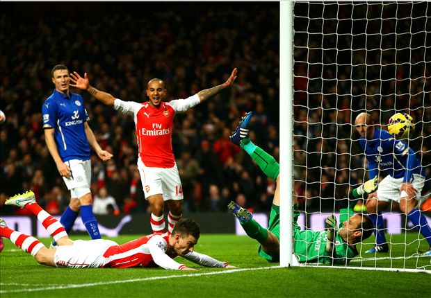 Walcott relieved as Arsenal scrape past Leicester