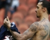 Zlatan Ibrahimovic a exhibé au
public du Parc ses nouveaux tatouages après
le but marqué Zlatan Ibrahimovic a exhibé au
public du Parc ses nouveaux tatouages après
le but marqué