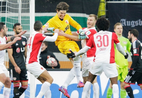 Kiper Augsburg Cetak Gol Krusial