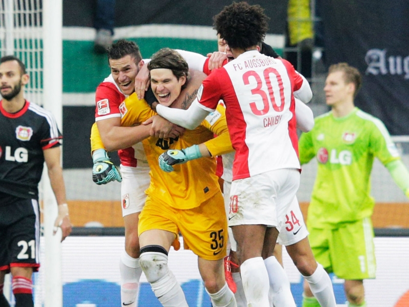 VIDEO: Augsburg goalkeeper scores injury-time leveller
