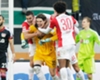 VIDEO: Augsburg goalkeeper scores injury-time leveller